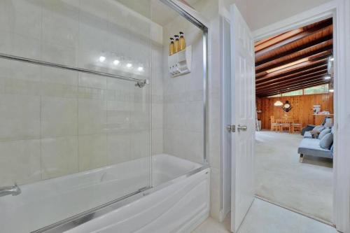ein weißes Bad mit Badewanne und ein Zimmer in der Unterkunft Rustic cottage on Canal Lake in Carden