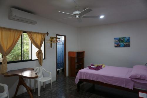 Ένα ή περισσότερα κρεβάτια σε δωμάτιο στο Hostal Suiza