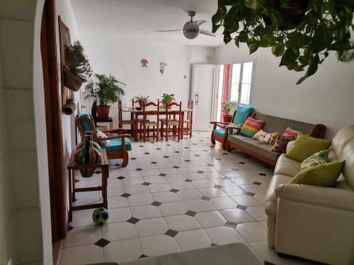 een woonkamer met een bank en een tafel bij El rincón del cabo! in Almería