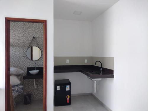 een badkamer met een wastafel en een spiegel bij Pousada dos Sonhos Francês in Marechal Deodoro