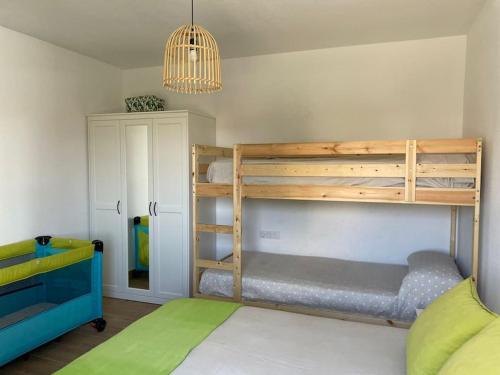 een slaapkamer met een stapelbed en een stapelbed bij El rincón del cabo! in Almería