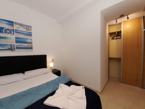 - une chambre avec un lit et un placard dans l'établissement Benidorm Center Playa Poniente, à Benidorm