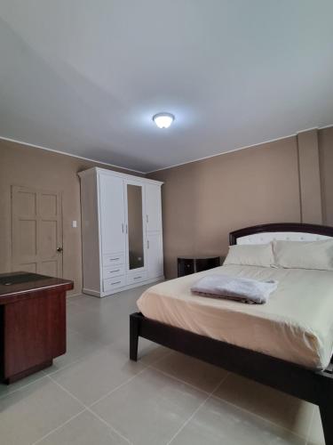 Cama ou camas em um quarto em Legacy Apartments