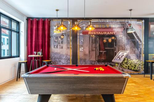Meja biliard di Le 48-GregIMMO-Appart'Hôtel