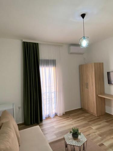 Μια τηλεόραση ή/και κέντρο ψυχαγωγίας στο Xhan Apartments