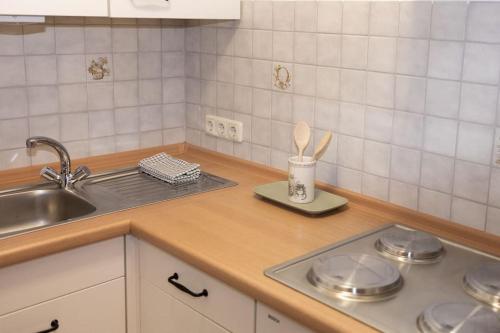 a kitchen counter with a sink and a stove at Ferienwohnung im Allgäu mit Bergsicht in Oberreute