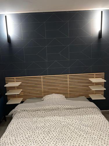 une chambre avec un lit avec un mur bleu dans l'établissement Appt T2 refait à neuf - vue mer dans résidence avec piscine, à Mandelieu-la-Napoule