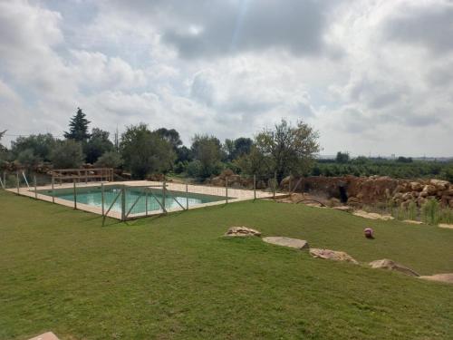 un gran campo de césped con piscina en Casa do Cabeçudo en Faro