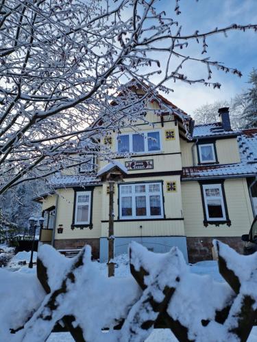 una casa con nieve en el suelo delante de ella en Haus Fessel - Zeterklippe en Elend