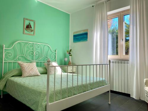 Schlafzimmer mit einem Bett und einem Fenster in der Unterkunft Villa Rita - Puglia Mia Apartments in Antonelli