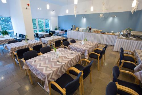 Reštaurácia alebo iné gastronomické zariadenie v ubytovaní Hotel Karolinka