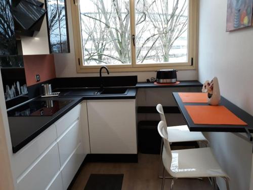 Кухня или кухненски бокс в Bel appartement centre Rouen avec terrasse