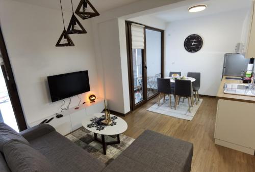 uma sala de estar com um sofá e uma mesa em Borovi 2 Divcibare/apartman 7 em Divčibare