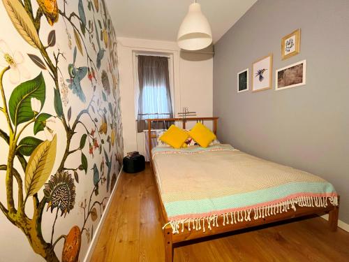 Schlafzimmer mit einem Bett mit Wandbild in der Unterkunft Artic Home Apartman-nearby city center! in Pécs