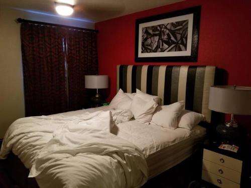 Cama ou camas em um quarto em Holiday Inn Desert Club Resort