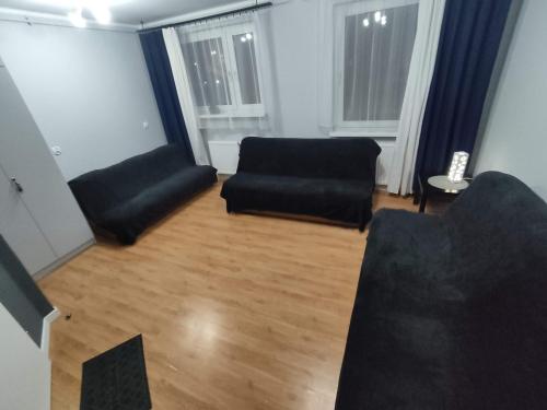 a living room with two chairs and a couch at 3030 Jana Spychalskiego 32 - Tanie Pokoje w Apartamencie - samodzielne zameldowanie - self check in in Poznań