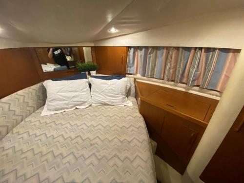 ein Bett auf der Rückseite eines Bootes in der Unterkunft Barco Princess Cachucho Fly in Puerto Calero