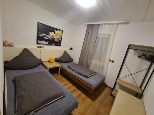 uma sala de estar com duas camas e um sofá em Ferienhaus Auszeit em Seebach