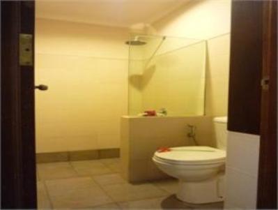 La salle de bains est pourvue de toilettes blanches. dans l'établissement 21 Lodge, à Nusa Dua