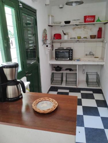 una cocina con una mesa con una barra. en GREEN HOME en Córdoba