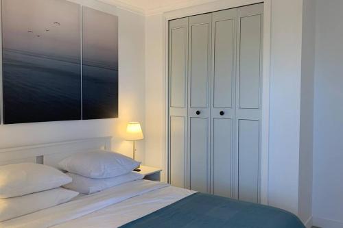 une chambre avec un lit et un tableau au mur dans l'établissement Antibes centre, 2P, terrasse, garage, à Antibes