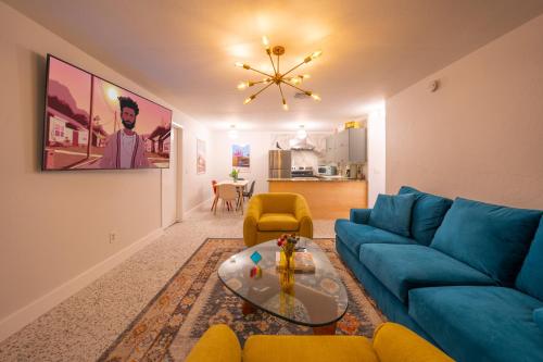 uma sala de estar com um sofá azul e uma mesa em Monaco Vacation Rentals em Clearwater Beach