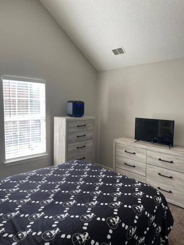 1 Bedroom Private Home – Photos 2