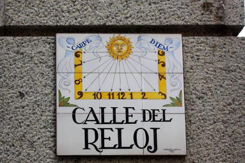 a sign for a calle de redot on a wall at The clock in Madrid