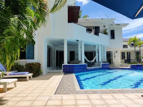 Villa con piscina frente a una casa en Condominio El Peñon en Girardot