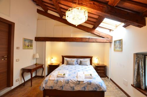 ein Schlafzimmer mit einem großen Bett und einer Holzdecke in der Unterkunft Al Castello di Aiello in Aiello del Friuli