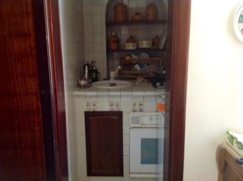 una piccola cucina con lavandino e piano cottura di Casa Valentino a Capri