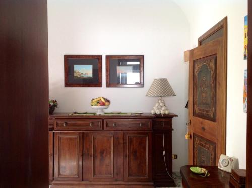 Pokój z drewnianą szafką z lampką w obiekcie Casa Valentino w mieście Capri