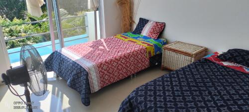 a bedroom with two beds and a window at Casa Veraneo Flandes con Piscina Privada in Flandes