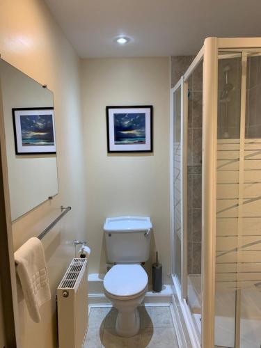 Ένα μπάνιο στο Fabulously located Marina apartment - marina views