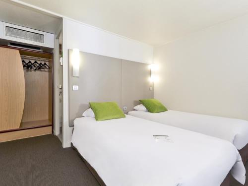 Postel nebo postele na pokoji v ubytování Campanile Lyon Nord - Ecully