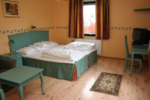 Tempat tidur dalam kamar di Lagadalens Värdshus