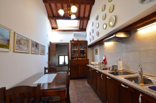 cocina con fregadero y encimera en Al Castello di Aiello en Aiello del Friuli