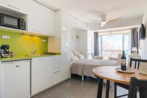 a kitchen and a living room with a table at Apartamento Loft-Suite in Platja d'Aro