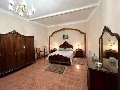 1 dormitorio con cama y espejo grande en Ca Roc, en Fatarella