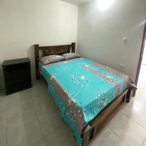 1 dormitorio con 1 cama con edredón azul en 2023 Apartamento Amoblado 4 Habitaciones Familias- Grupos 8 a 9 Personas, en Santa Marta