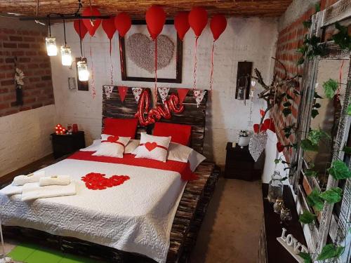 Un dormitorio con una cama con corazones rojos. en CASA CAMPESTRE VILLA PAULA - Finca, 