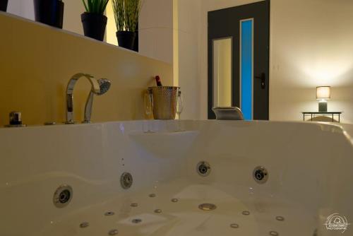 Ванная комната в Suite Le Cocoon & Spa BY NANCYINTIMELOUNGE