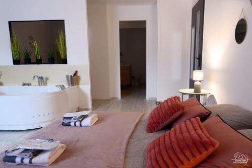 Кровать или кровати в номере Suite Le Cocoon & Spa BY NANCYINTIMELOUNGE