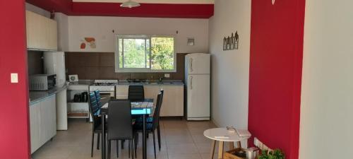 cocina con mesa, sillas y nevera en Amplio departamento a estrenar ! en Godoy Cruz