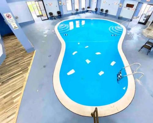 basen z niebieską wodą w budynku w obiekcie Cozy Mountain Top Ski Studio w mieście Beech Mountain