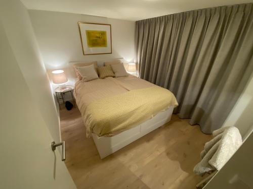 een kleine slaapkamer met een bed en een raam bij Saint Palais- Sincfal 26 in Cadzand