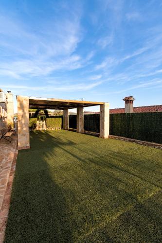 a patio with a grassy yard with a building at Marasolana in Jalón
