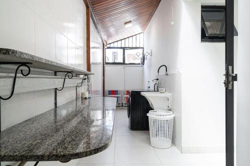 La salle de bains est pourvue d'un lavabo et de toilettes. dans l'établissement 2Q moderno e aconchegante na Praia de Itapoã, à Vila Velha