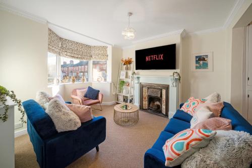 Un lugar para sentarse en Cotswolds - 3 bed house, with Garden, WiFi - Esho Stays