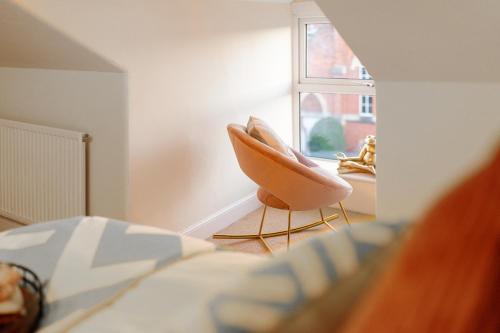 Una cama o camas en una habitación de Cotswolds - 3 bed house, with Garden, WiFi - Esho Stays